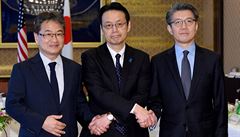 Joseph Yun (vlevo), Kenji Kanasugi (uprosted) a Kim Hong-kyun (vpravo) na...
