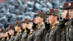 Severokorejtí vojáci pi oslav 85. výroí armády.