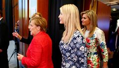 Ivanka Trumpová následuje nmeckou kancléku Angelu Merkelovou (vlevo), za ní...
