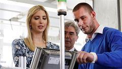 Ivanka Trumpová zkouí technologie spolenosti Siemens.