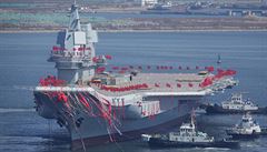 Čína spustila na vodu svou druhou letadlovou loď. Poprvé si ji postavila sama