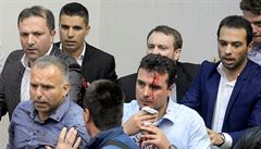 Před makedonským parlamentem došlo ke střetům. Více než 100 lidí bylo zraněno
