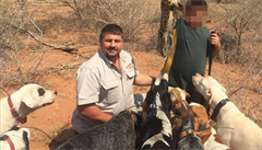 Jihoafrický profesionální lovec Scott van Zyl skonil v zubech krokodýl.