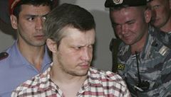 Alexandr Piukin v doprovodu policie.