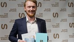 Petr Eliá pevzal 24. dubna v Praze ocenní Zlatá stuha v kategorii pekladová...