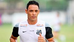 Útoník Santosu Ricardo Oliveira byl na hiti, pesto mu hrái vzdávali hold.