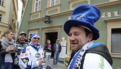Hokejoví fanoušci přicházejí na Zelný trh v Brně, kde  chystala oslava pro...