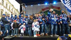 Hokejisté Komety Brno slavili na pódiu se svými blízkými.