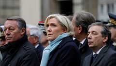 Marine Le Penová bhem chvíle ticha za zemelého policistu, kterého zastelil...