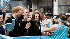 Princ William, princ Harry a Kate, vévodkyn z Cambridge, povzbuzují bce v...
