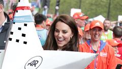 Vévodkyn Kate gratuluje v cíli úspným absolventm londýnského maratonu.