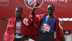 Kean Daniel Wanjiru (vpravo) a Etiopan Kenenisa Bekele.