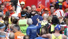 Princ William dává medaile tm, kteí dokonili maraton v Londýn.