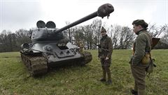 Desítky tun vá�ící tank T-34 byl 29. dubna lákadlem pro diváky p�i rekonstrukci...