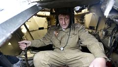 Desítky tun vá�ící tank T-34 byl 29. dubna lákadlem pro diváky p�i rekonstrukci...