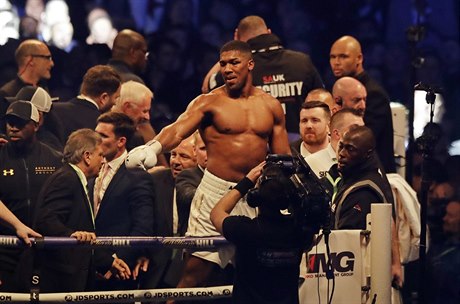 Anthony Joshua se raduje z jasné výhry nad Vladimirem Klikem.