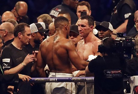 Anthony Joshua a Vladimir Kliko po zápase.