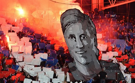Fanoušci rozprostřeli portrét Františka Rajtorala v hledišti během zápasu s...