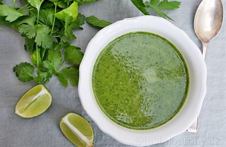 Zelená polévka s bylinkami je zásaditá