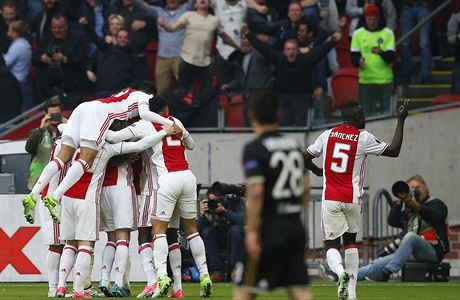 Fotbalisté Ajaxu slaví.