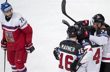 MS v hokeji 2017 - R vs. Kanada: Robin Hanzl sleduje slavící hráe soupee.