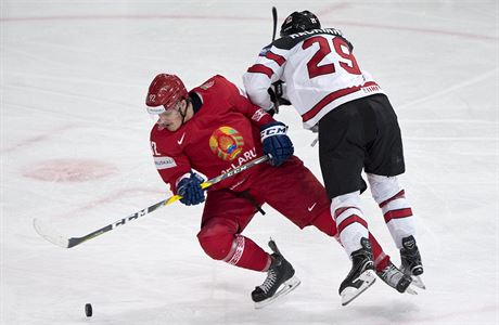 Blorusko vs. Kanada, MS v hokeji 2017. Zleva Roman Graborenko z Bloruska,...