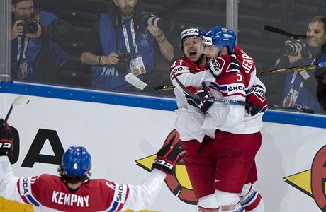 MS v hokeji 2017, Finsko vs. esko: Jan Ková a Jakub Jeábek slaví eský gól.