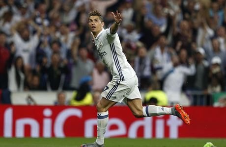 Ronaldo slaví jeden ze tí gól proti Altétiku