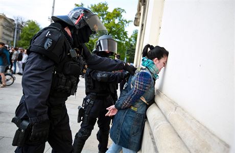 Policista se popral na demonstraci ‚dělníků'. Chránil ostatní, očistila ho  kontrola | Domov | Lidovky.cz