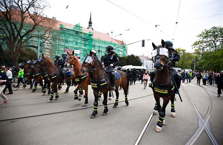 Policie pi zsahu na prvomjov demonstraci