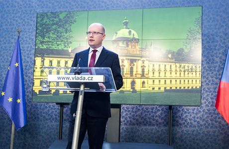 Bohuslav Sobotka oznámil, e podá demisi vlády