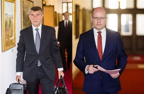 Premiér Bohuslav Sobotka a vicepremiér Andrej Babiš přicházejí na schůzi vlády.