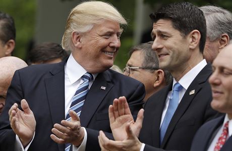 Donald Trump spolu s Paulem Ryanem oslavují pád Obamacare.