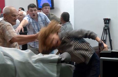 Vicepremierku Radmila ekerinskou napadl jeden mu v davu pmo v parlamentu.