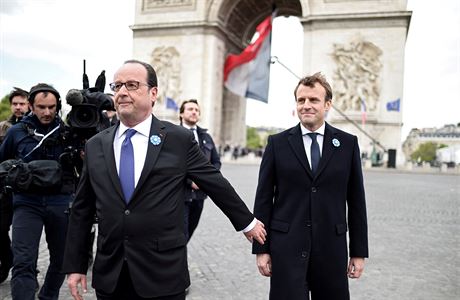 Odchzejc francouzsk prezident Hollande a jeho nastupujc protjek Macron...