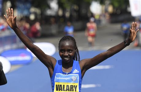 Keanka Valary Aiyabeyová vyhrála Praský maraton v traovém rekordu 2:21:58.