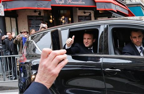 Emmanuel Macron na cest do svho volebnho tbu.