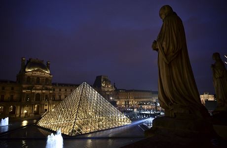 Bval krlovsk palc Louvre a podporovatel Emmanuela Macrona na jeho...
