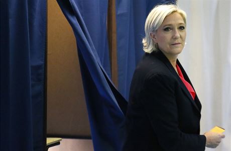 Marine Le Pen opoutí plentu, za ní vhodila lístek do urny.