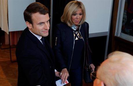Emmanuel Macron s manelkou Brigitte Trogneuxovou picházejí volit.