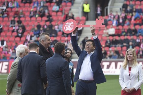 Zástupce čínské společnosti CEFC se symbolickým klíčem od stadionu v pražském...