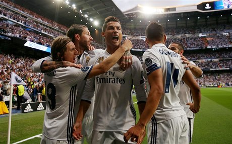 Cristiano Ronaldo slaví ve společnosti spoluhráčů.
