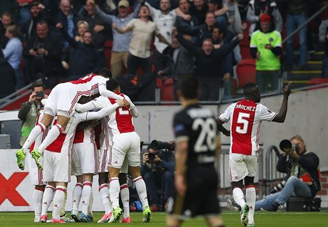 Fotbalisté Ajaxu slaví.