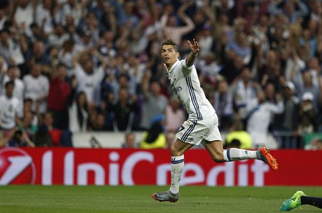 Ronaldo slaví jeden ze tří gólů proti Altétiku