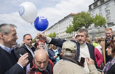 Na praské náplavce oslavovali Svátek práce píznivci Ano.