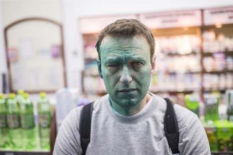 Ruský aktivista Alexej Navalnyj po útoku chemikálií.