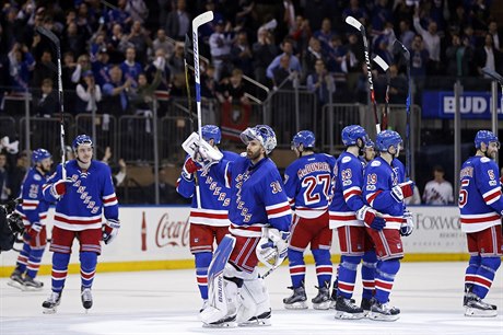 New York Rangers oslavují vítzství nad Ottawou v utkání druhého kola play off...