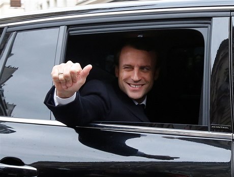 Emmanuel Macron na cest ze svého domu k volebním urnám.