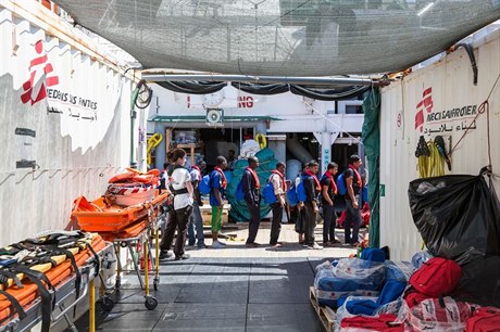 Uprchlíci ekají na pesun z jedné lod Léka bez hranic na druhou.