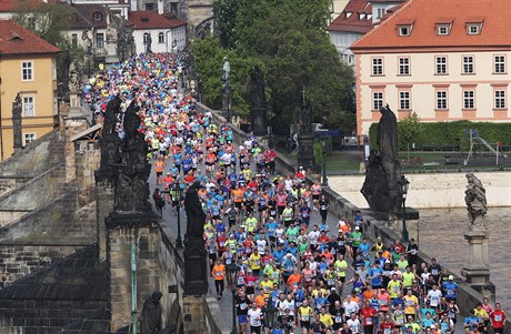 Maratonci na Karlov most.